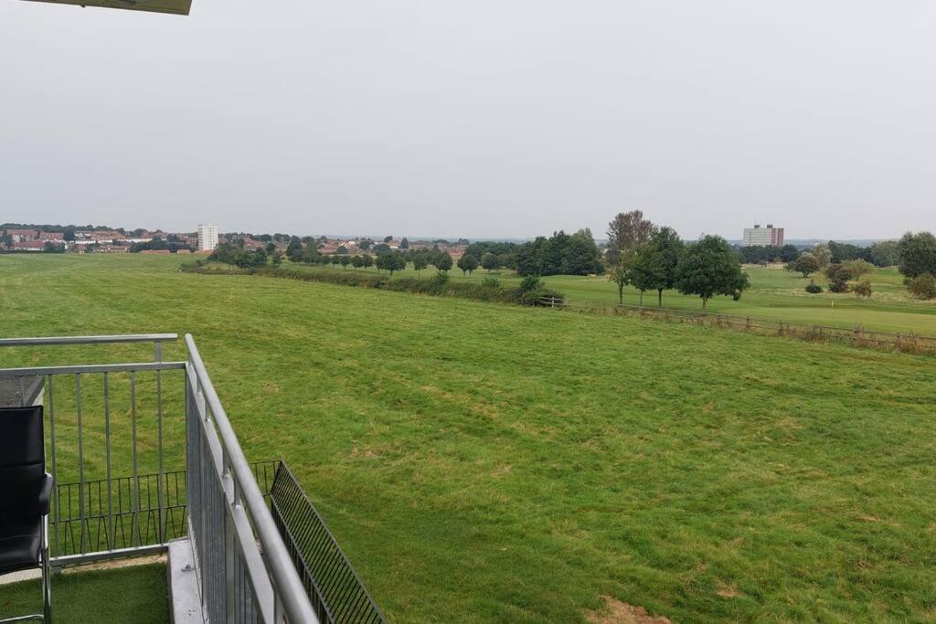 3 Bedroom Apartment With Golf Course View Newcastle upon Tyne Exterior photo