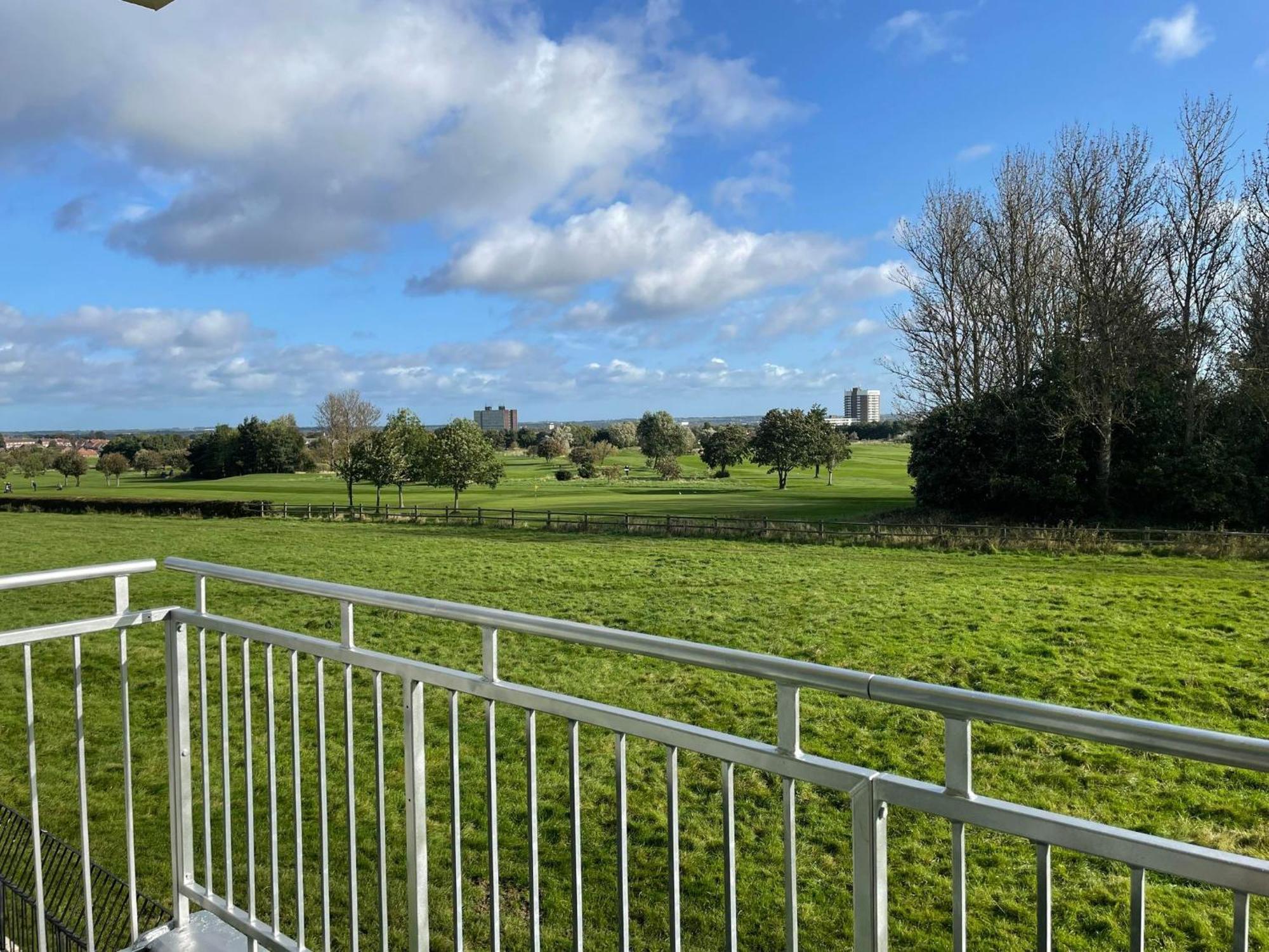 3 Bedroom Apartment With Golf Course View Newcastle upon Tyne Exterior photo